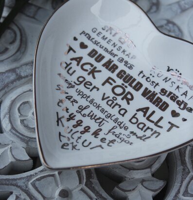 Minifat Fröken Vit/Guld från Majas Cottage på dekorerad yta