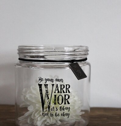 Lykta Warrior från Majas Cottage med text och läderrem