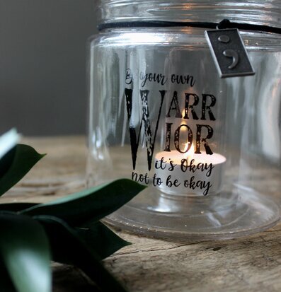 Lykta Warrior från Majas Cottage på ett rustikt träbord