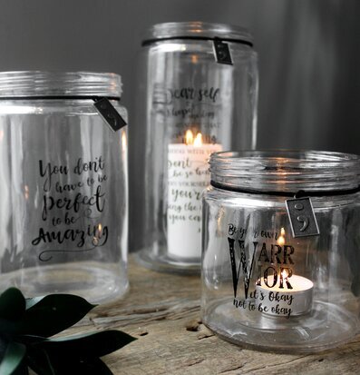 Lykta Warrior från Majas Cottage på rustikt träbord