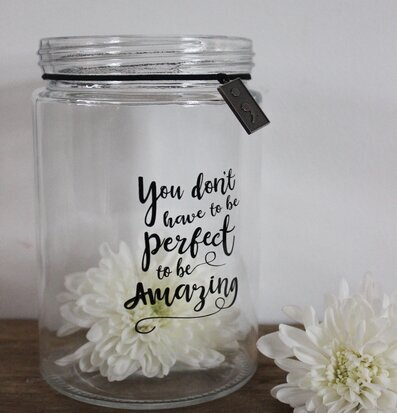 Lykta Amazing från Majas Cottage på rustikt träbord med blommor