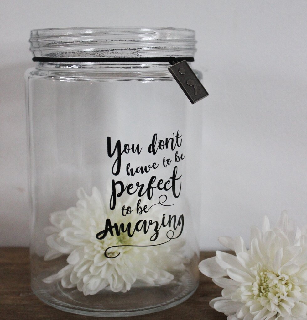 Lykta Amazing från Majas Cottage på rustikt träbord med blommor