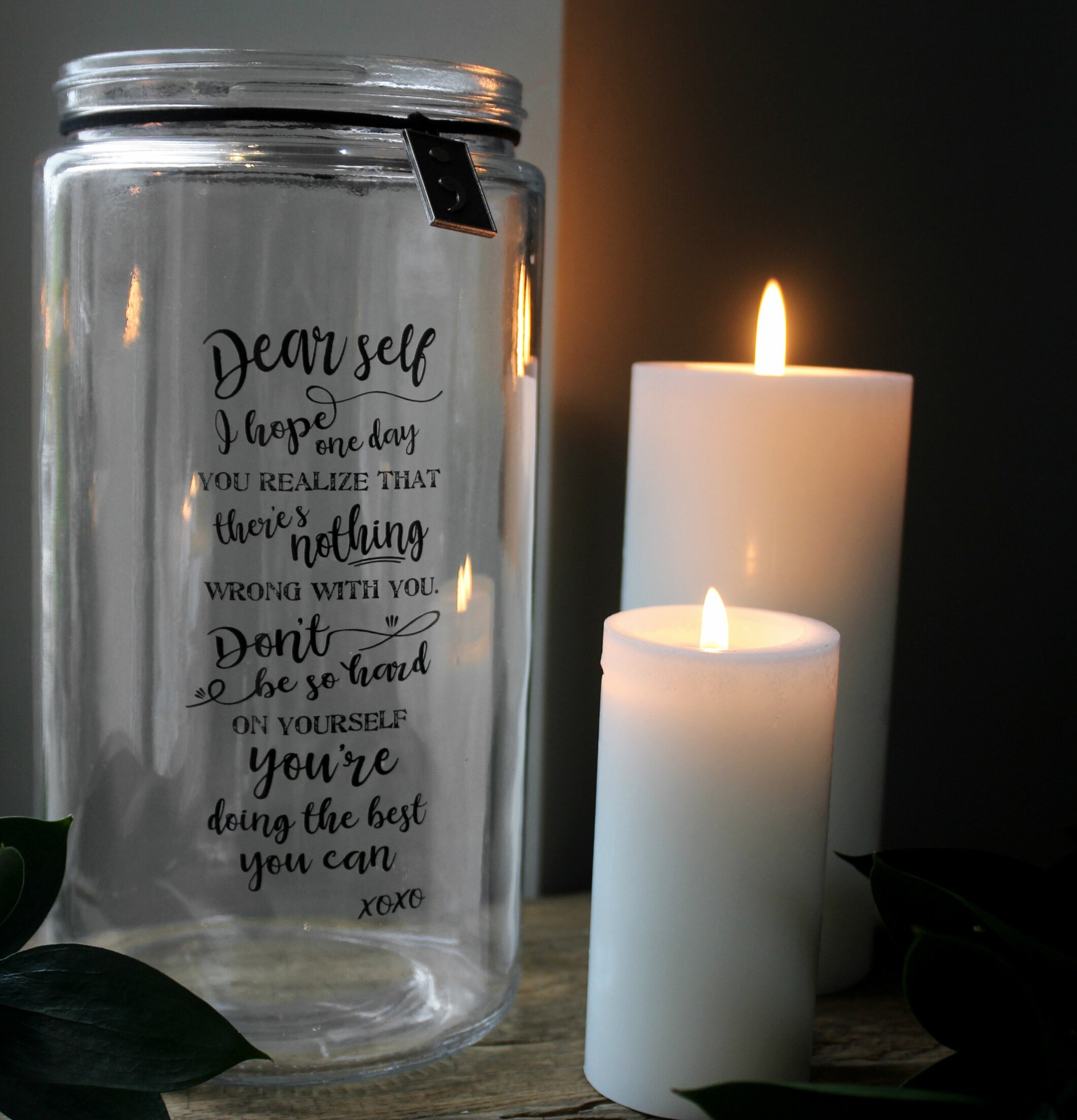 Lykta Dear Self från Majas Cottage på rustikt träbord