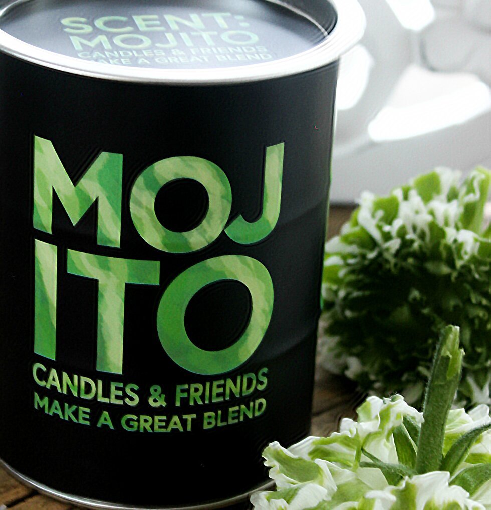 Doftljus Mojito från Majas Cottage på rustikt träbord