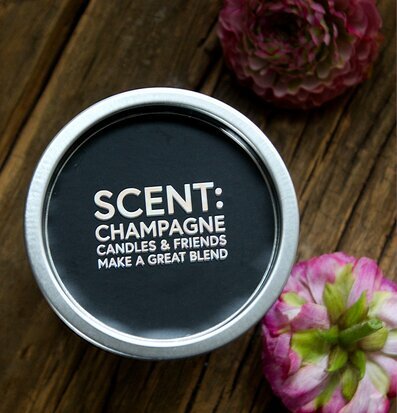 Doftljus Champagne från Suck UK med blommor och träbakgrund