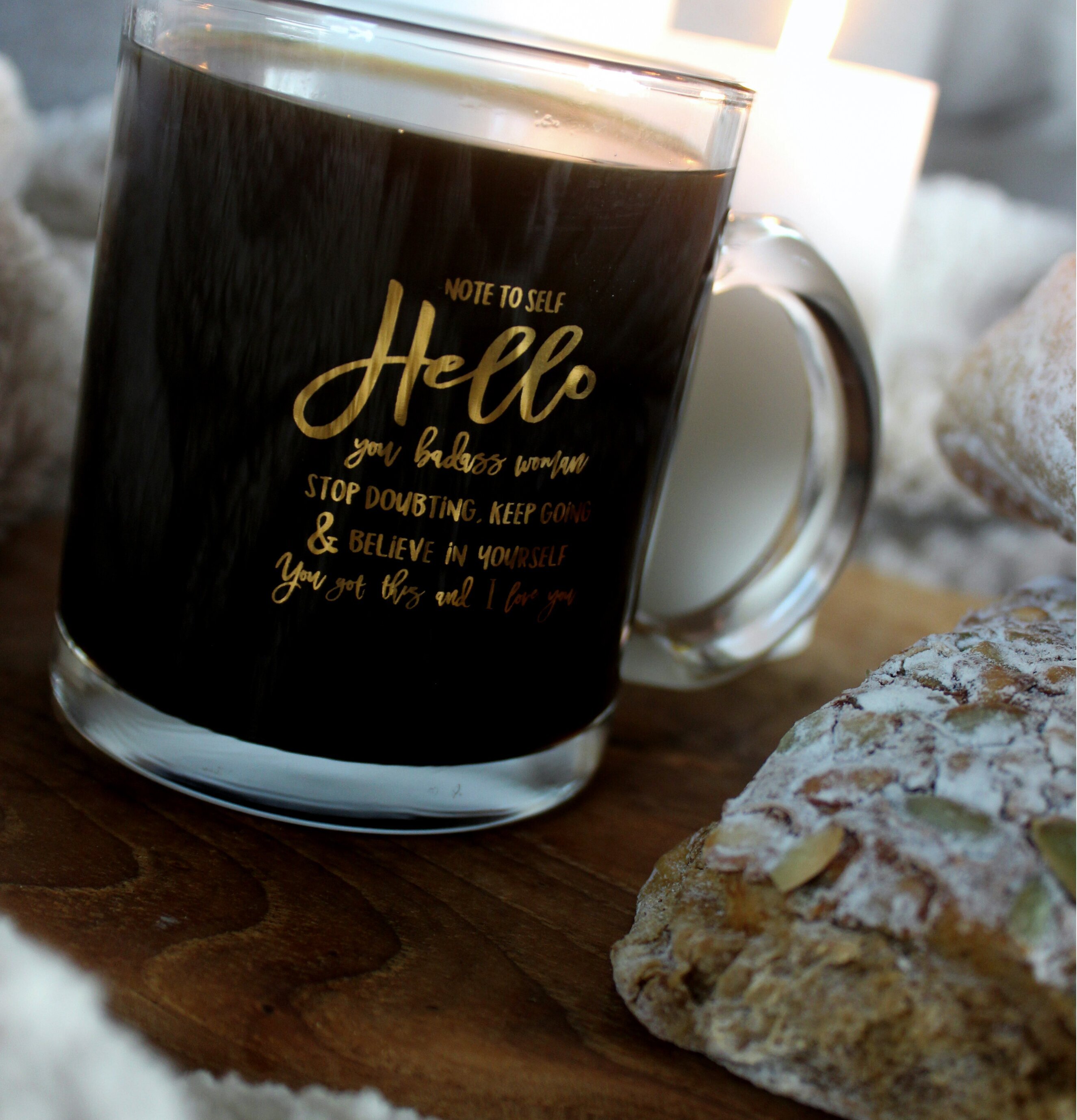 Glasmugg Note To Self från Majas Cottage på rustikt bord