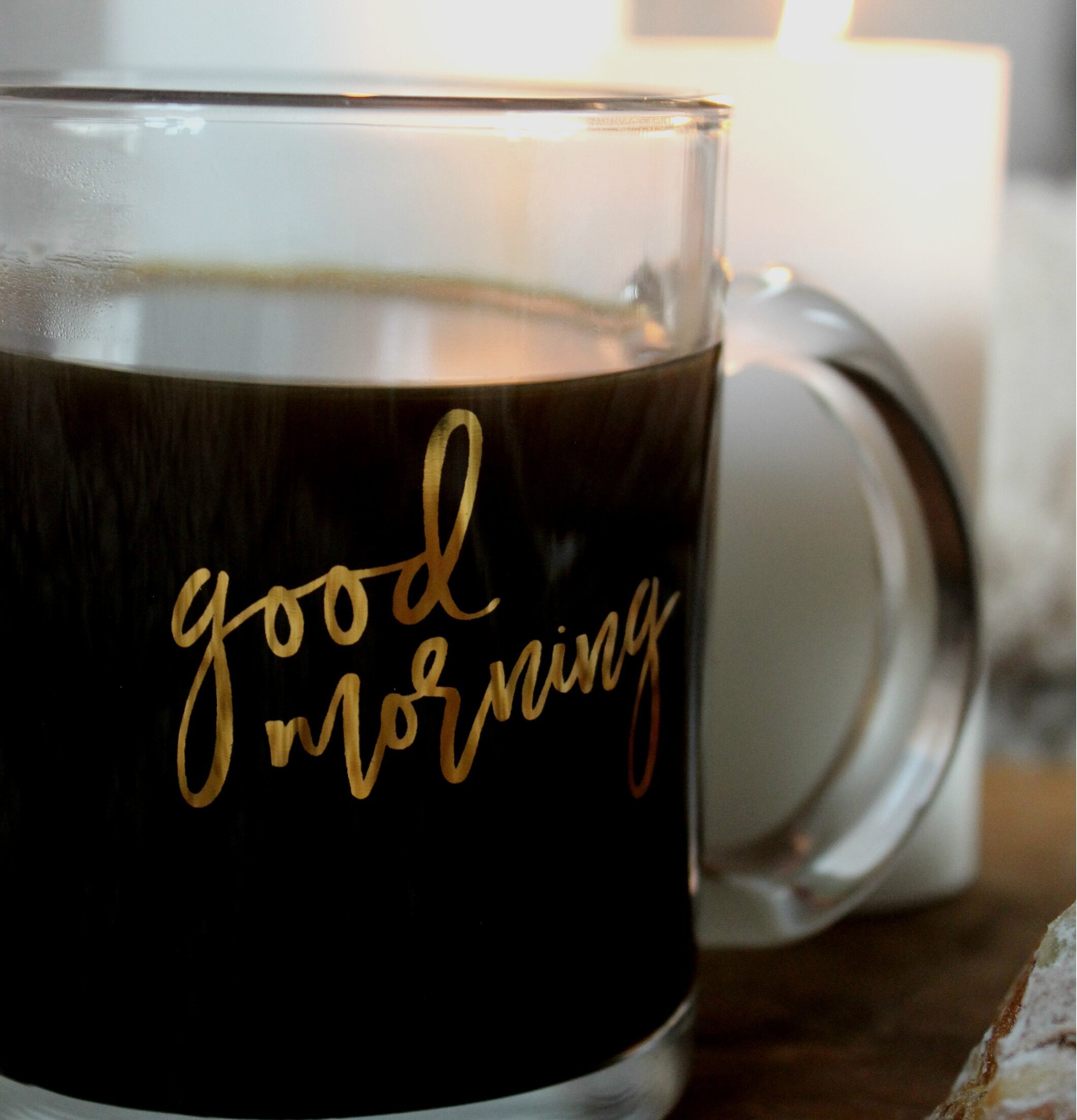 Glasmugg Goodmorning från Majas Cottage med guldig text