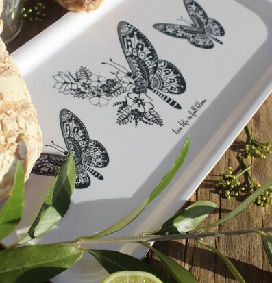 Bricka Butterflies Vit/Grå från Majas Cottage på träbord