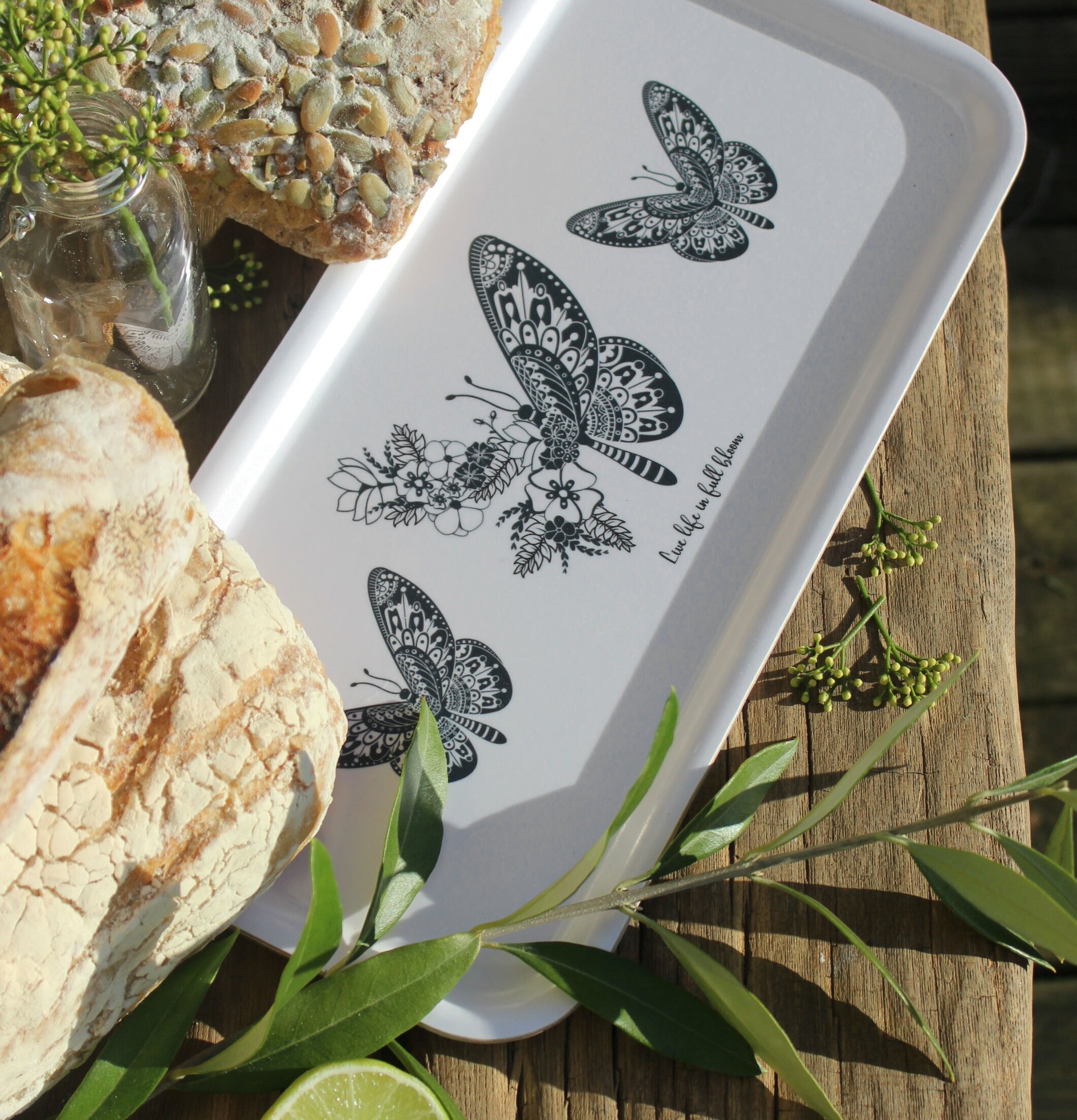 Bricka Butterflies Vit/Grå från Majas Cottage med bröd och lime