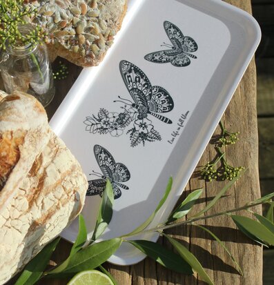 Bricka Butterflies Vit/Grå från Majas Cottage med bröd och lime