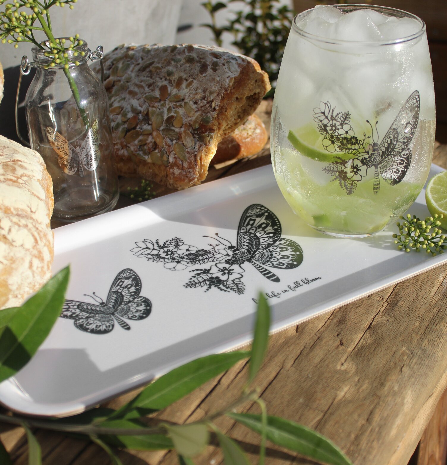 Bricka Butterflies Vit/Grå från Majas Cottage på rustikt bord