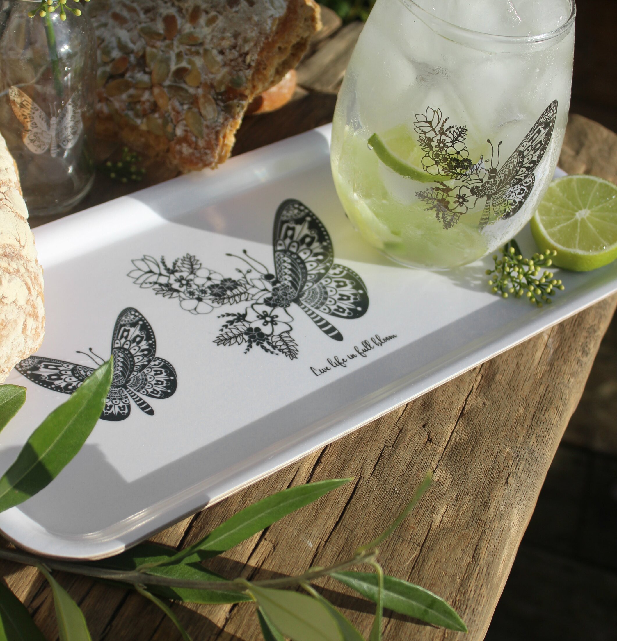 Bricka Butterflies Vit/Grå från Majas Cottage med frukost