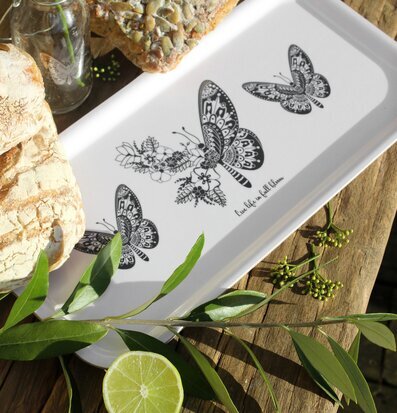Bricka Butterflies Vit/Grå från Majas Cottage på träbord