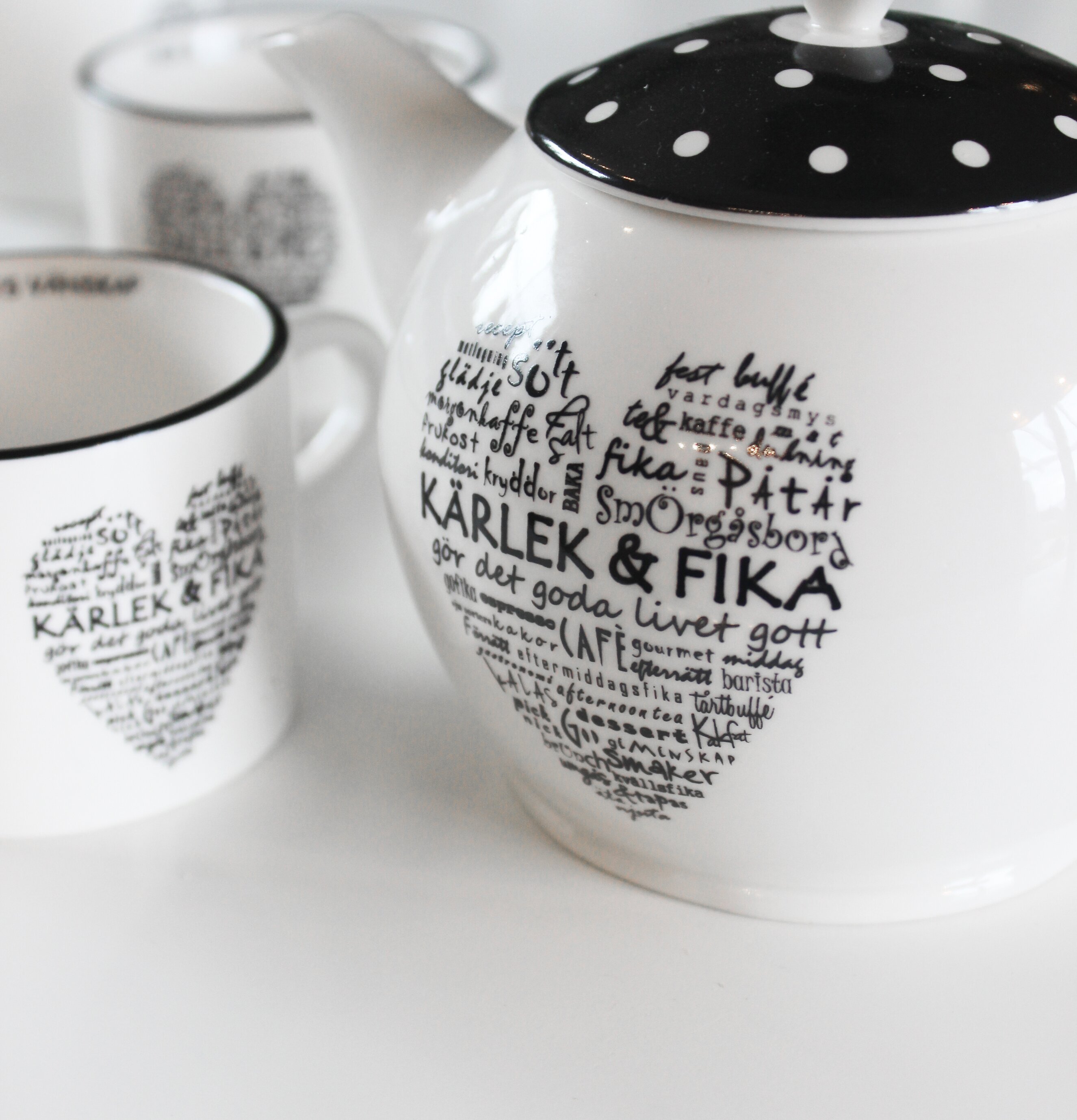 Tekanna Mini Kärlek & Fika från Majas Cottage i vit porslin