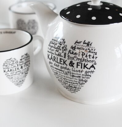 Tekanna Mini Kärlek & Fika från Majas Cottage i vit porslin