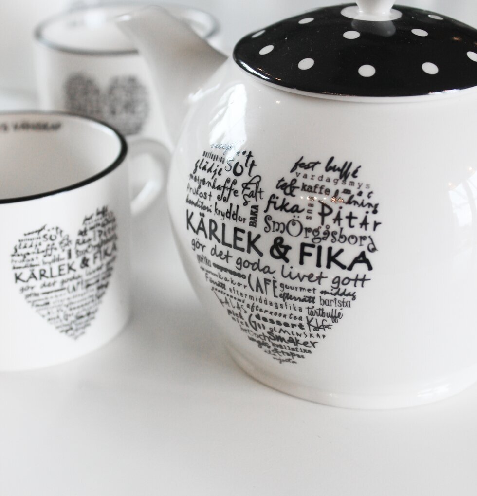 Tekanna Mini Kärlek & Fika från Majas Cottage i vit porslin