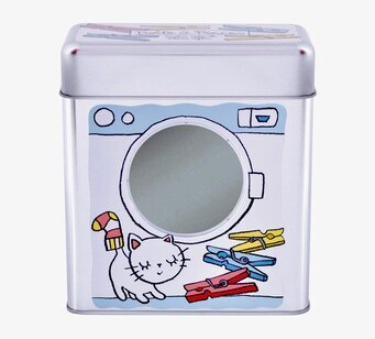 Bild av en charmig plåtburk med katt och klädnypor