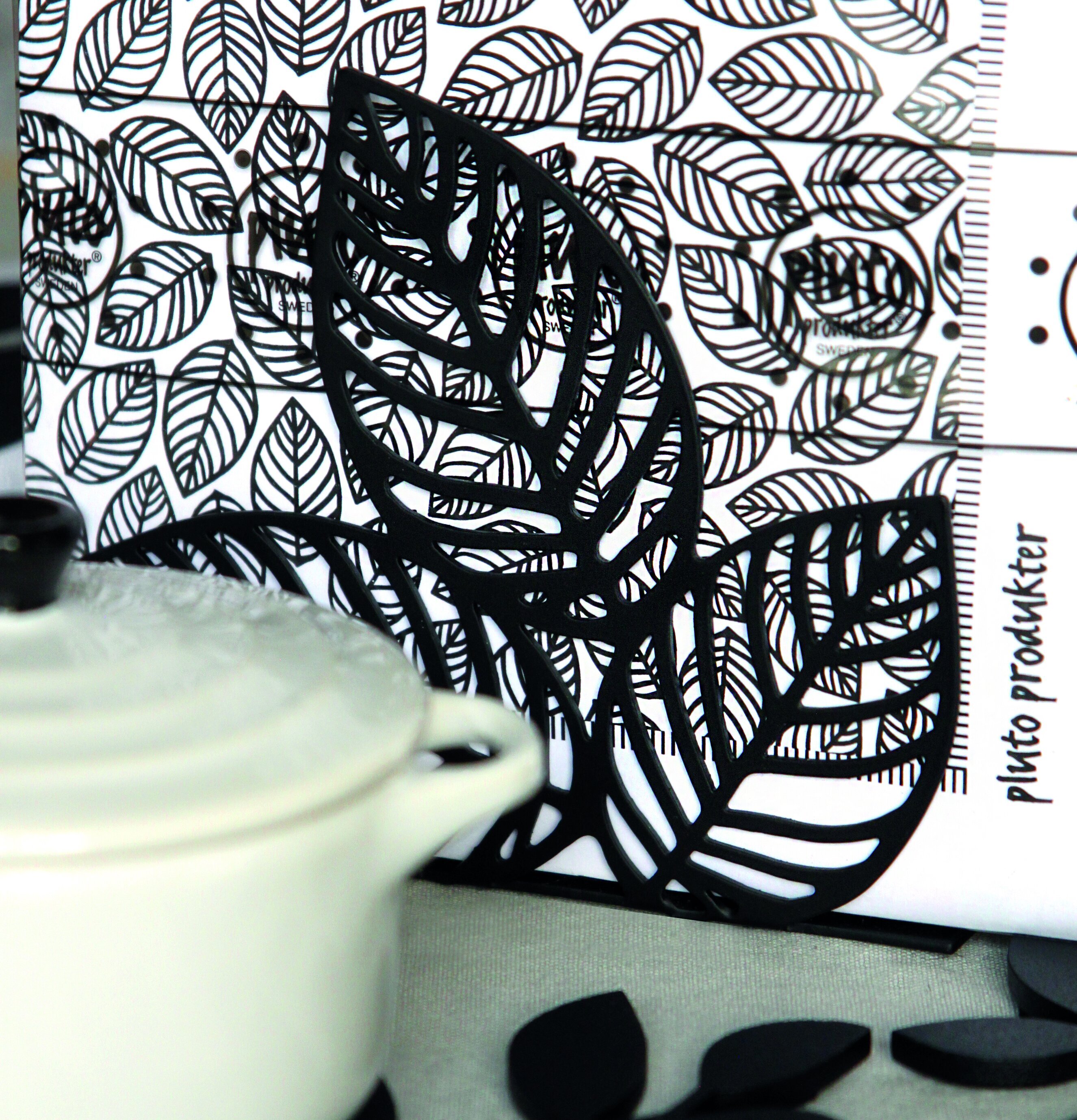 Servettställ Löv från Pluto Produkter i svart metall