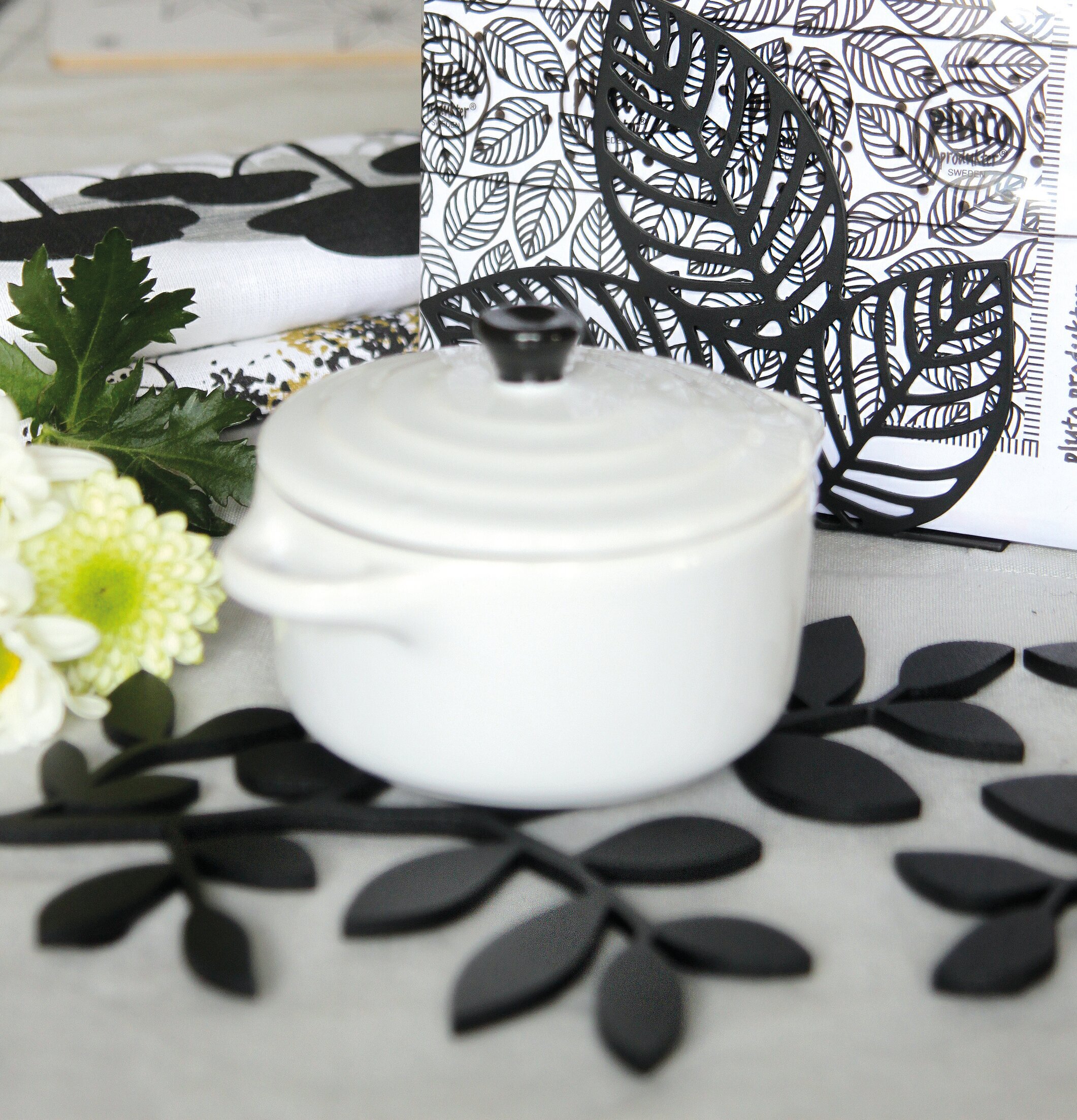 Grytunderlägg Bladverk från Pluto Produkter på ljust bord