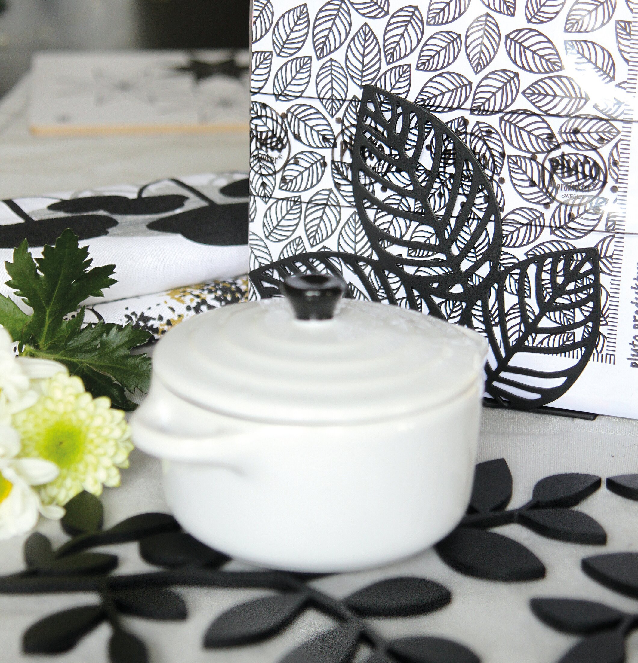 Servettställ Löv från Pluto Produkter med stilren lövdesign