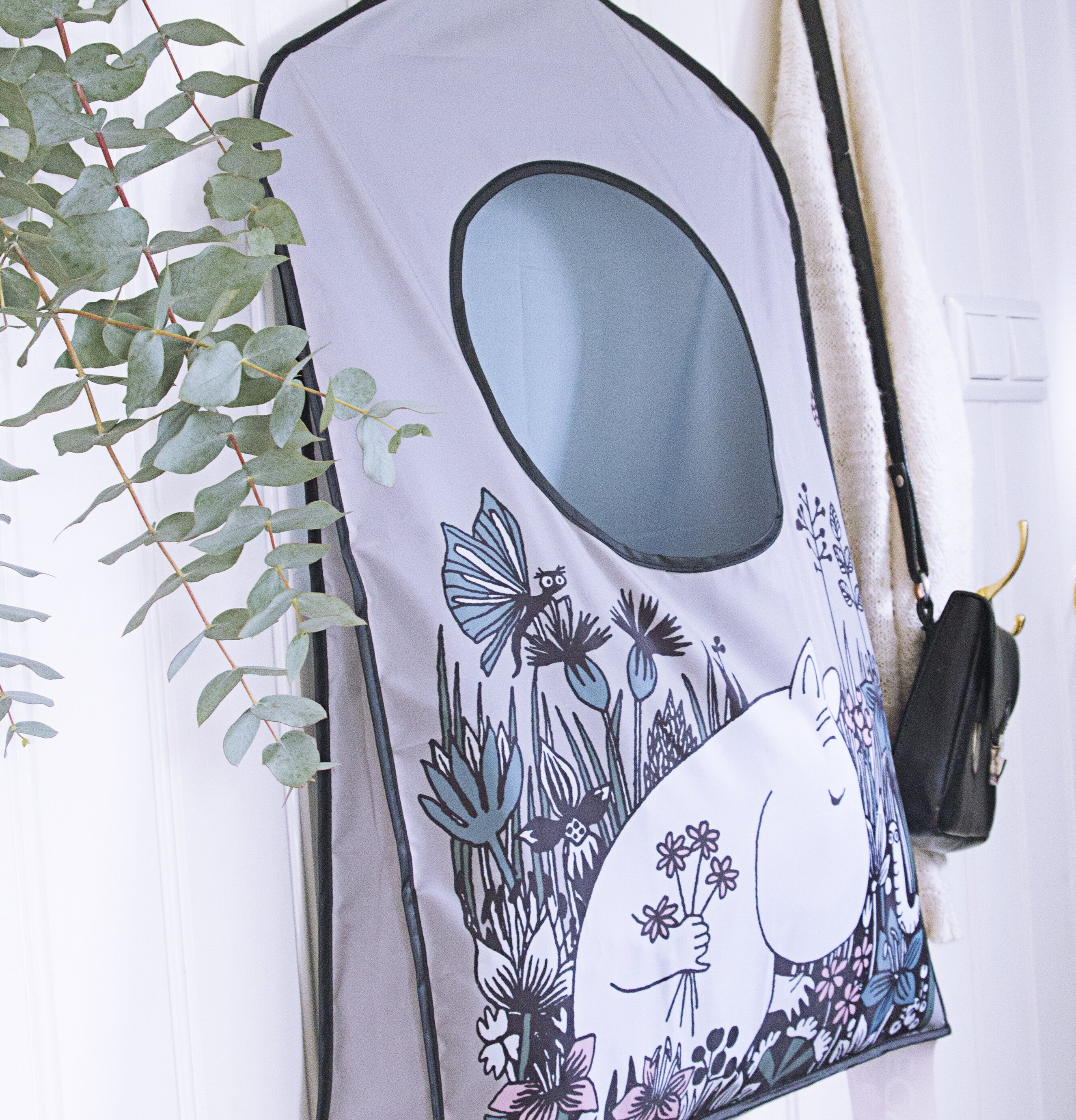 Förvaringspåse Mumin från Pluto Produkter hänger på en vägg