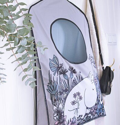 Förvaringspåse Mumin från Pluto Produkter hänger på en vägg