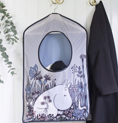 Förvaringspåse Mumin från Pluto Produkter upphängd på krok