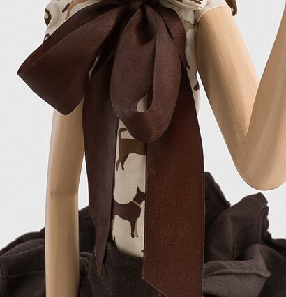 Bordslampa Elli från Skitso med träkropp och hundmönster