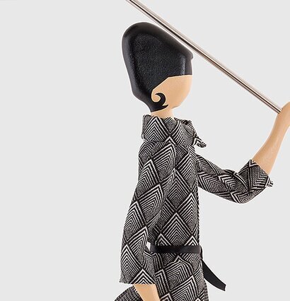 Bordslampa Efterpi från Skitso, kvinna med paraply-lampskärm