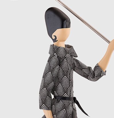 Bordslampa Efterpi från Skitso med figur som håller paraply