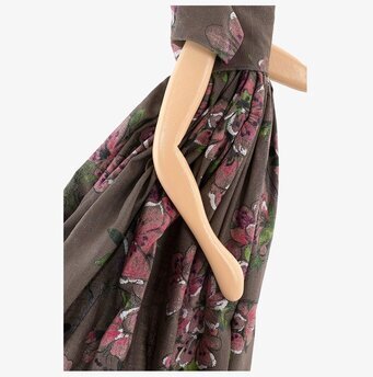 Bordslampa Valasia från Skitso med unik klänningsdesign