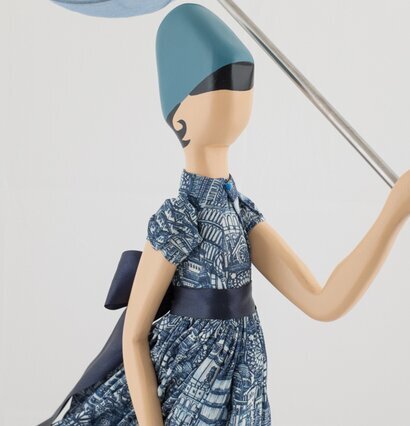 Bordslampa Carolina från Skitso, kvinnofigur med paraply