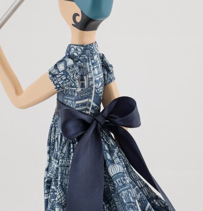 Bordslampa Carolina från Skitso med kvinnofigur och hatt