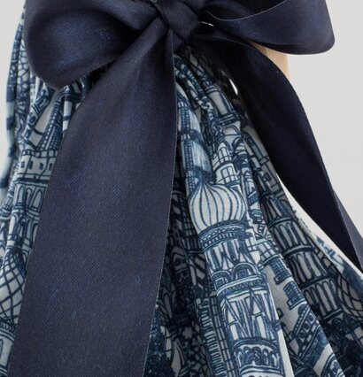 Bordslampa Carolina från Skitso med elegant klänningsdesign