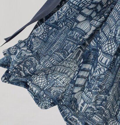 Bordslampa Carolina från Skitso med intrikat blått mönster