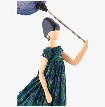 Bordslampa Mariza från Skitso med kvinna i blå klänning