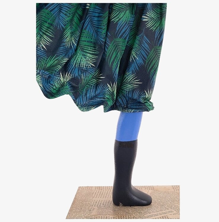 Bordslampa Mariza från Skitso med blå fot och tropisk skärm