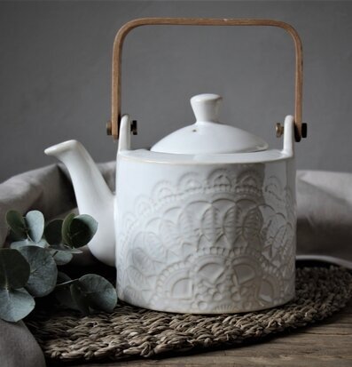 Tekanna Happiness från Majas Cottage på vävt underlägg