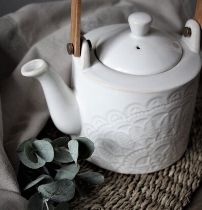 Tekanna Happiness från Majas Cottage på flätad bastmatta