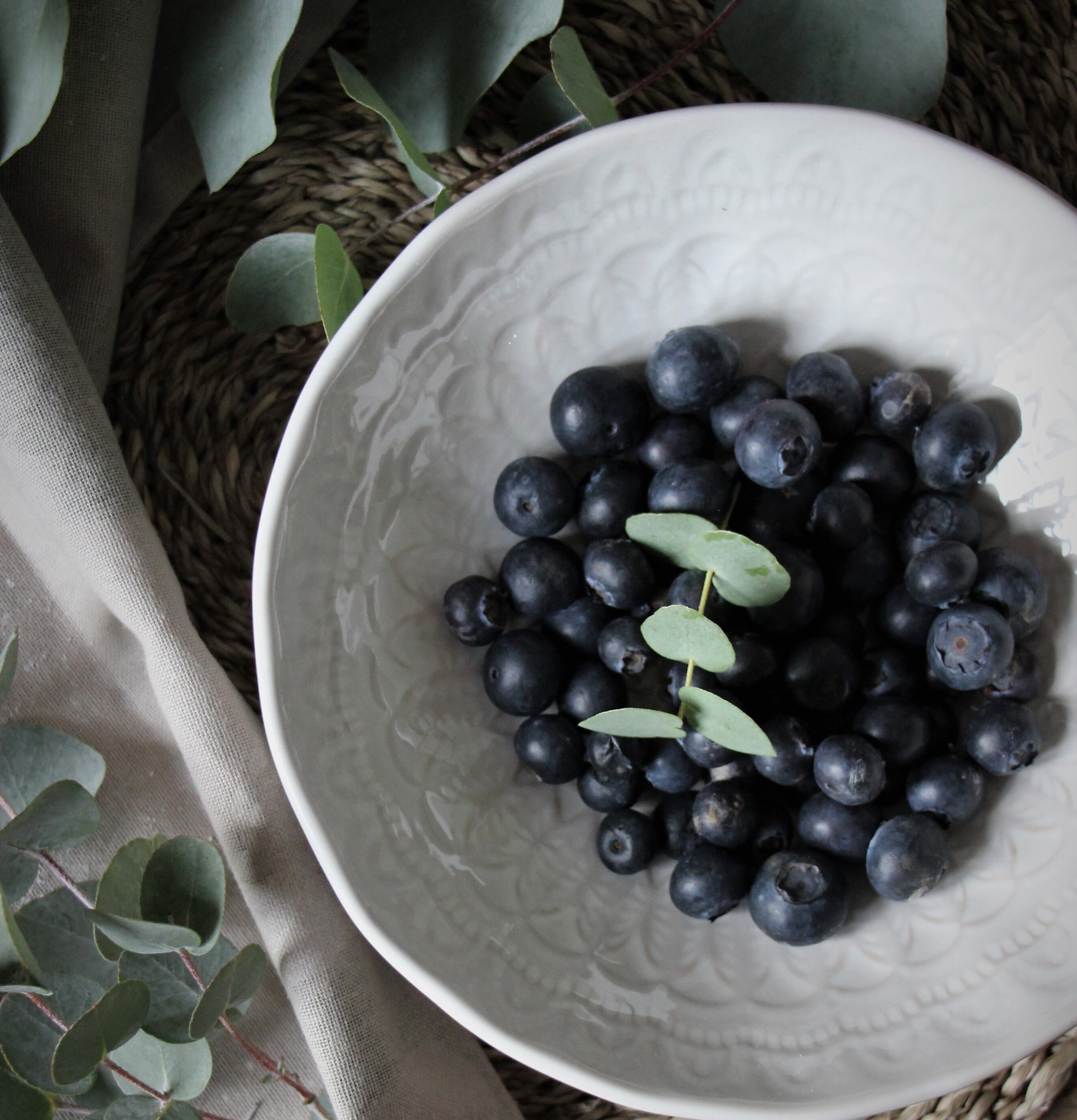 Skål Happiness från Majas Cottage fylld med blåbär och eucalyptus