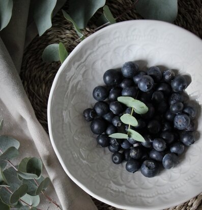 Skål Happiness från Majas Cottage fylld med blåbär och eucalyptus