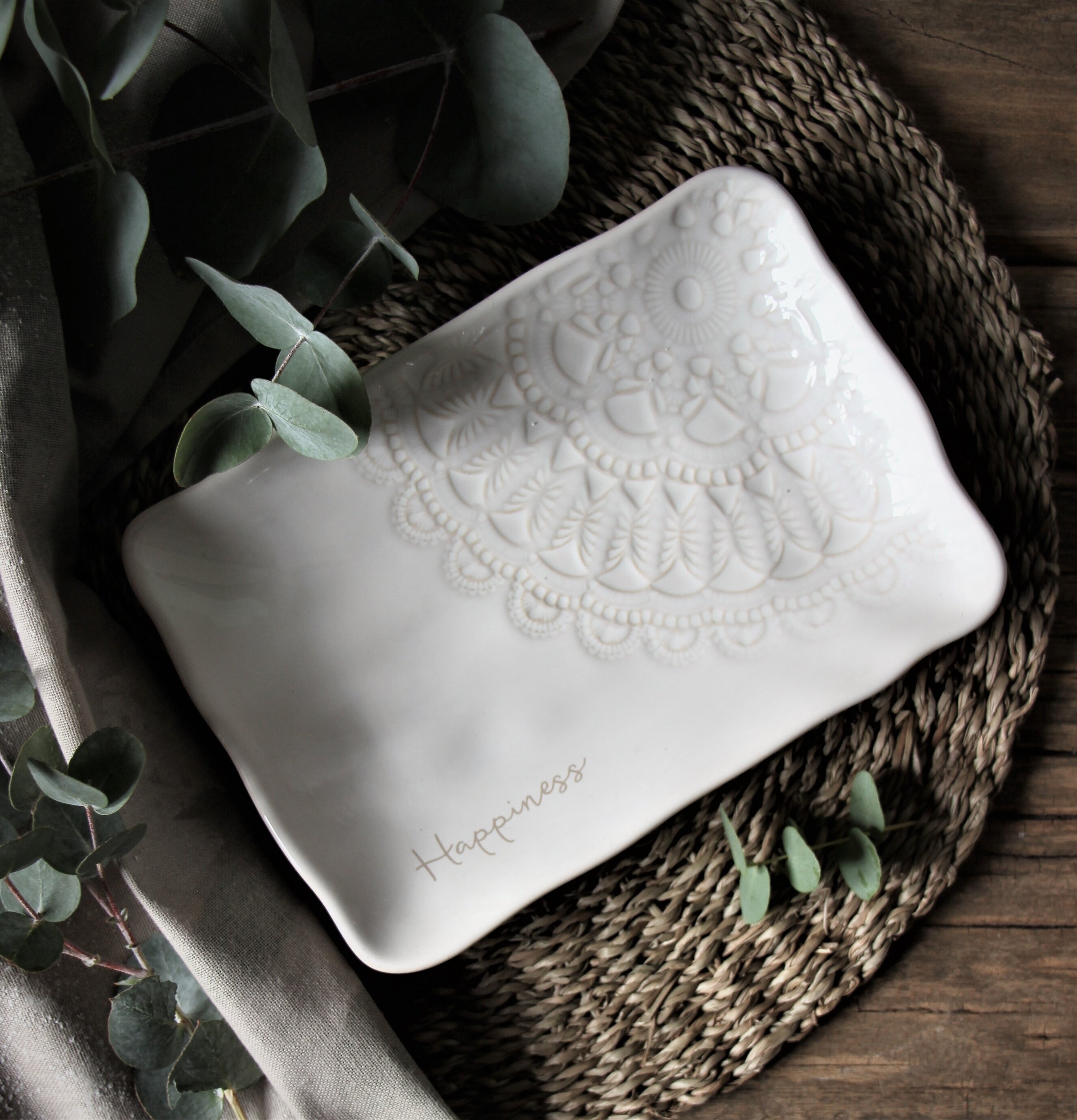 Assiett/Fat Happiness från Majas Cottage med eucalyptusblad