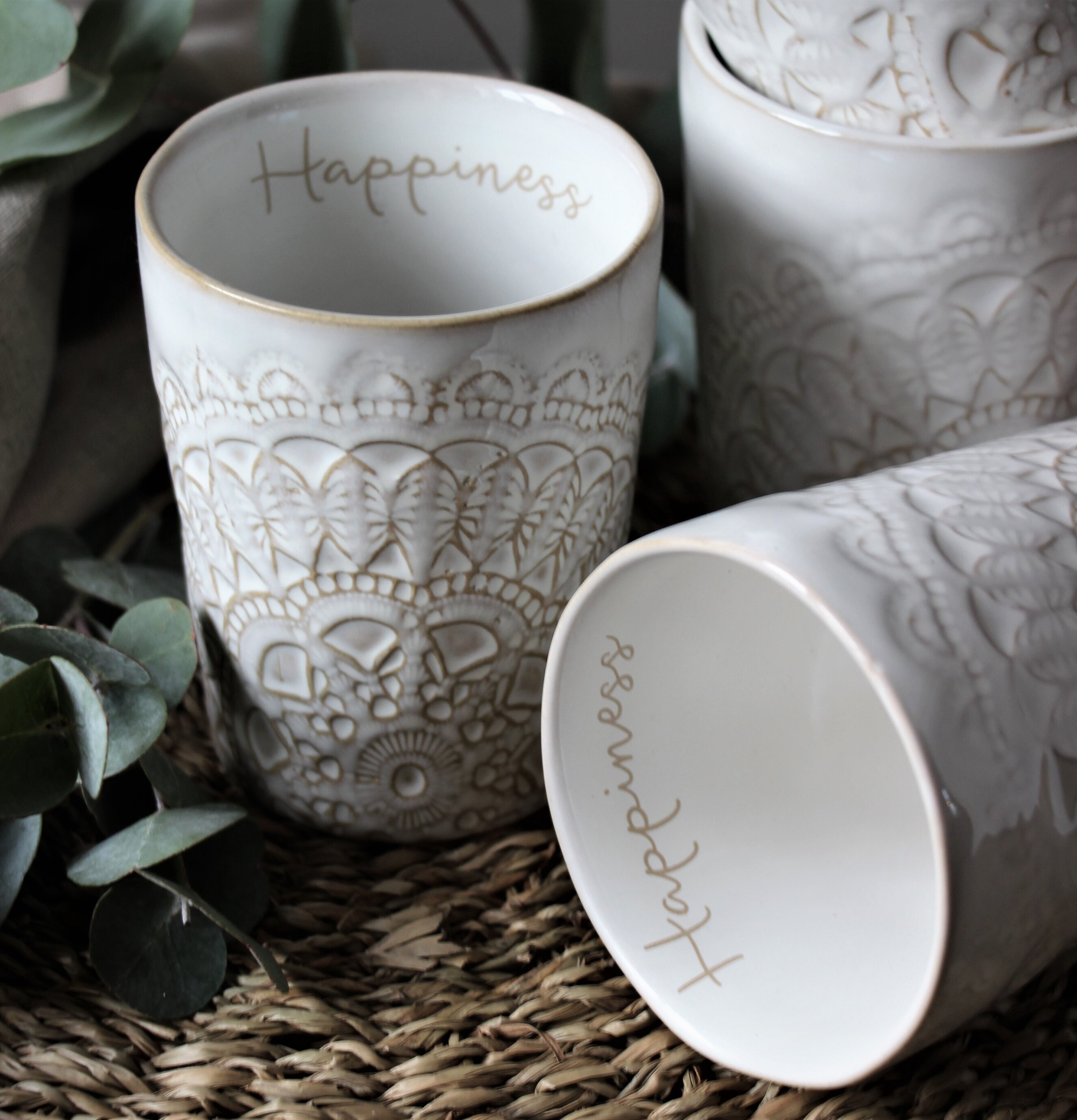 Mugg Happiness från Majas Cottage med detaljerat mönster