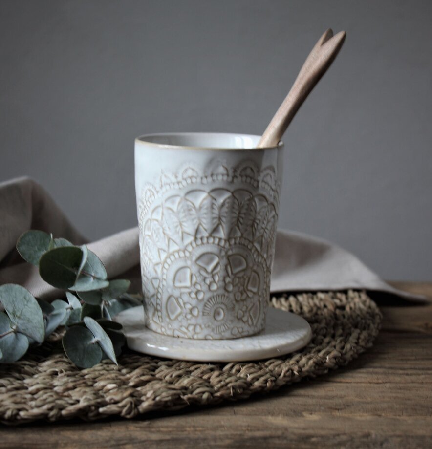 Mugg Happiness från Majas Cottage med vackert mönster