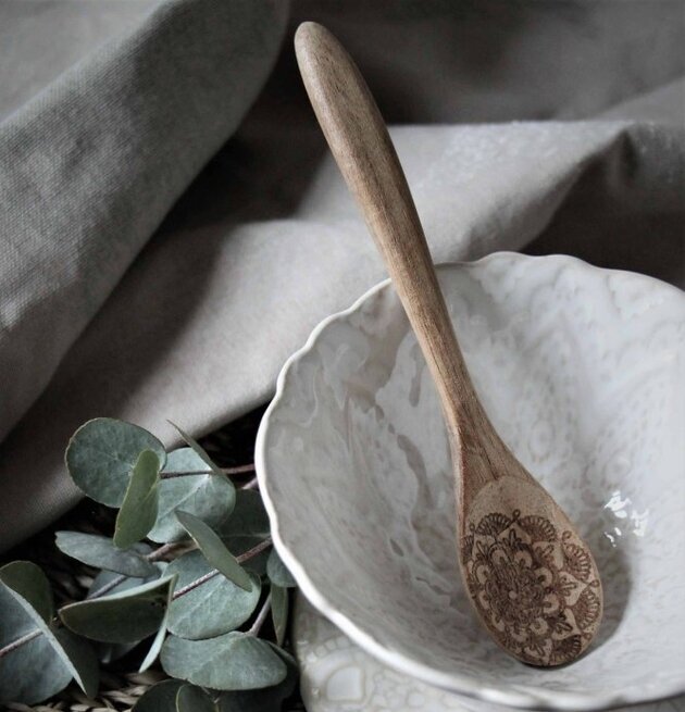 Sked Happiness från Majas Cottage i rustik, naturlig miljö