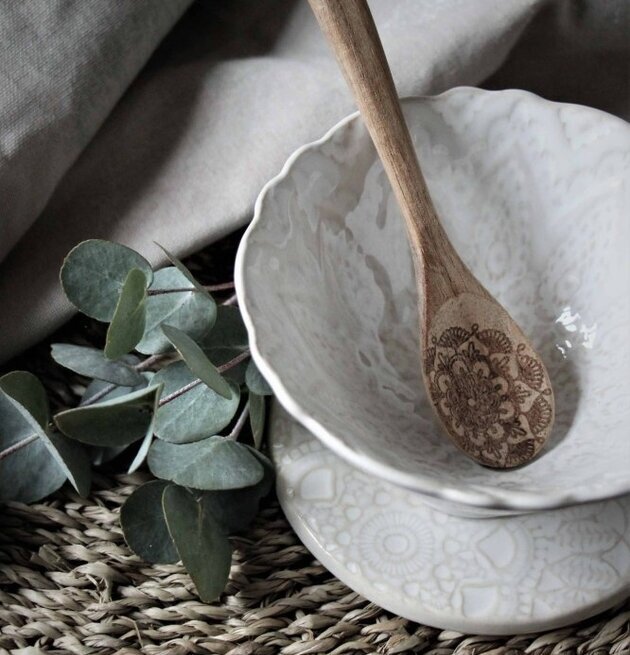 Coaster Happiness från Majas Cottage med skål och träsked