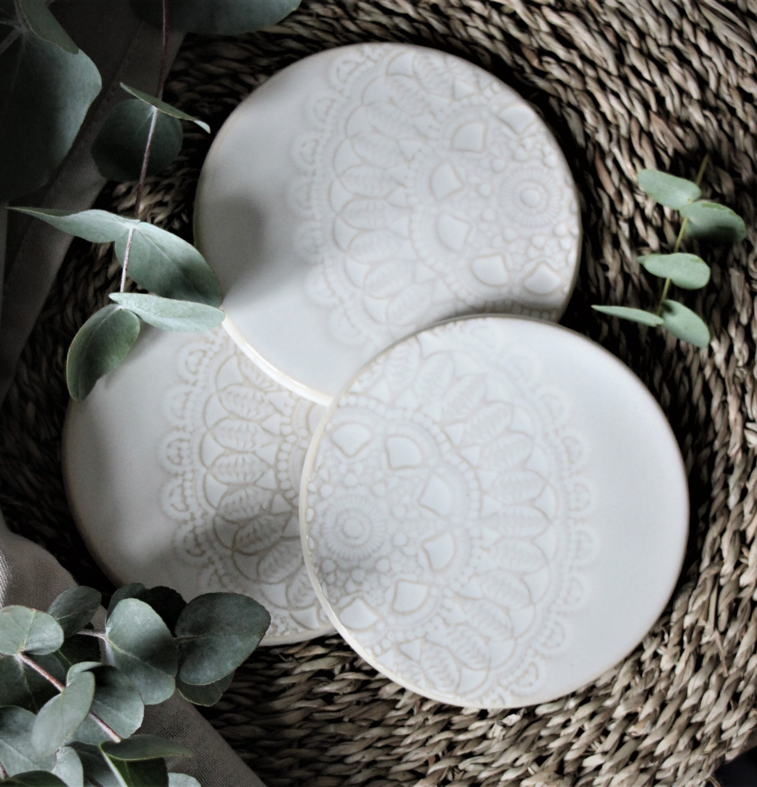 Coaster Happiness från Majas Cottage på flätad yta med blad