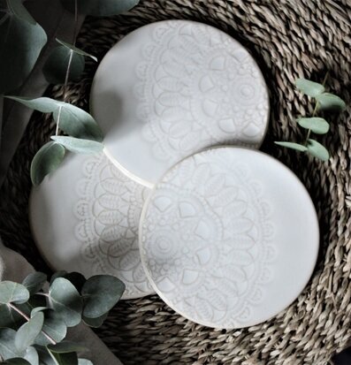 Coaster Happiness från Majas Cottage på flätad yta med blad