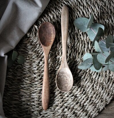 Sked Happiness från Majas Cottage på flätad sjögräsbakgrund