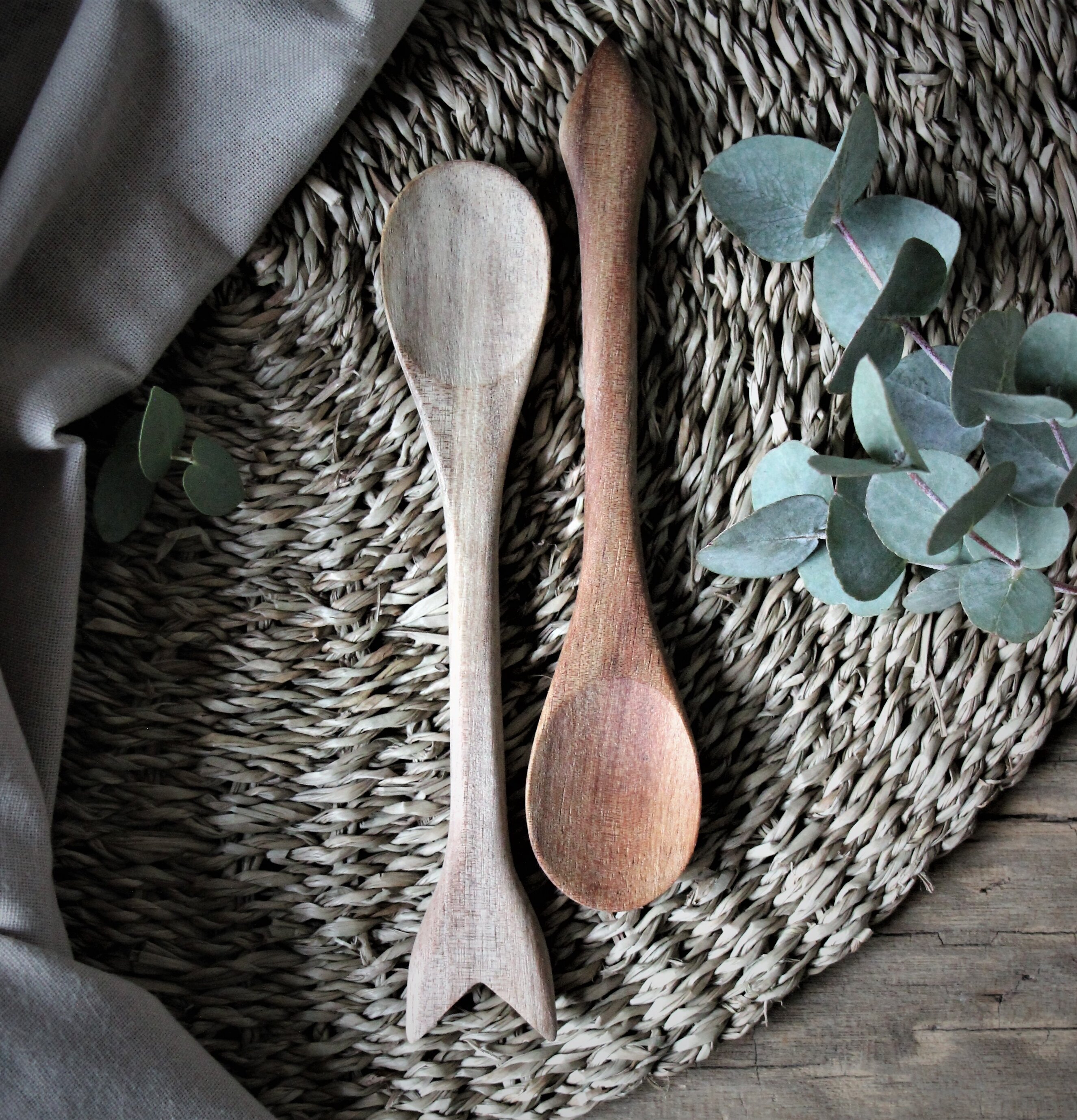 Skedar Happiness Arrow från Majas Cottage på flätat underlag